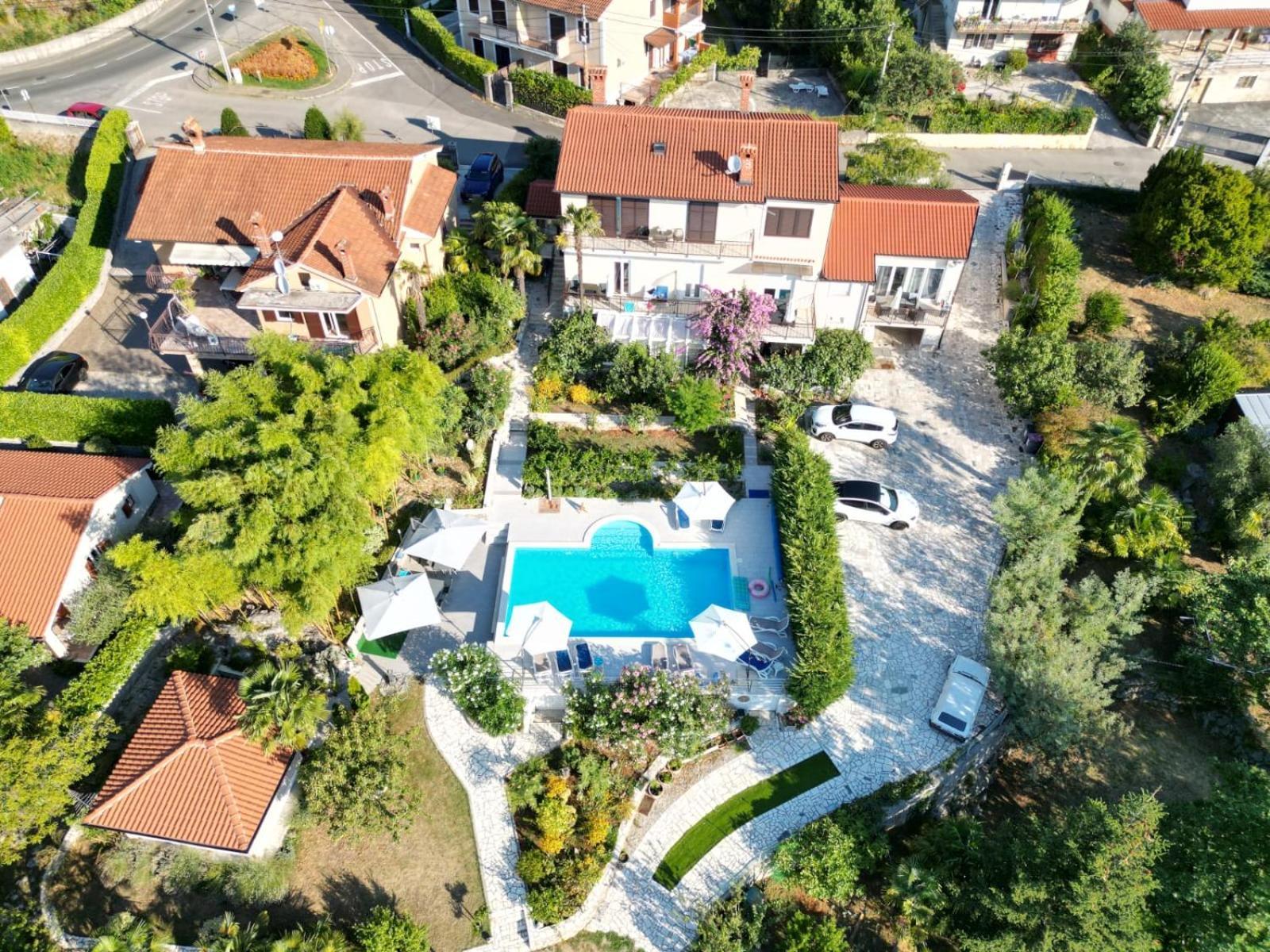 Garden Apartment *